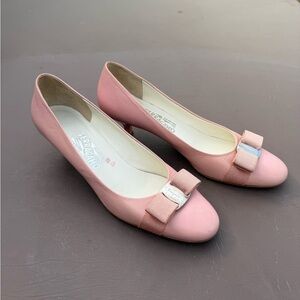 Salvatore Ferragamo Vara Pumps – Blush Pink Leather